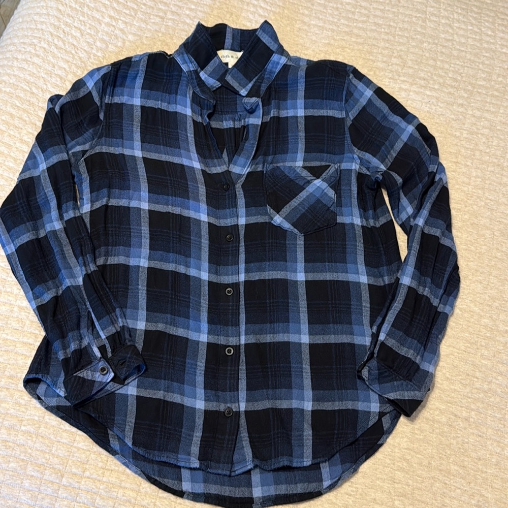 Cloth & Stone Soft Flannel Navy & Light Blue Plaid Button down Size Medium